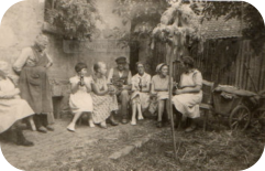 Foto aus den 60er Jahren auf dem Hof. 1.v.l. Anna Spieß, 1.v.r. Martha Spieß. Mit Mütze Reinhold Spieß. (bf)