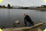 Aktivisten mahnen mit diesen Stein am Wasser der Elbe an das veränderte Erdklima.