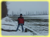 Foto vom 06.03.2005, Winter im Dreilebener Feldweg. Dackel Trixi mit auf Tour.