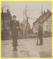 Auf dem Hemsdorfer Teich. Rüdiger Werner (Conni), und Gerald Goedecke beim Eis aufhacken, zum Schollenfahren. (vlnr); um 1967-1968