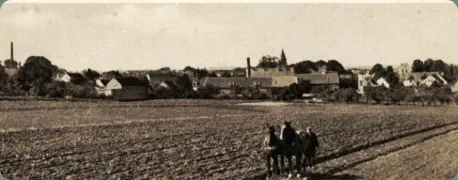 im Hintergrund Eichenbarleben um 1945(? )