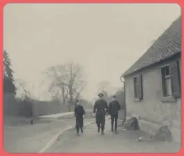 Dieter (Jonni) Meier ist mit zwei  Kameraden der Jugendwehr unterwegs zu den jährlich in der DDR wiederholenden  Brandschutzkontrollen im Rahmen der "Woche der Winterbereitschaft".