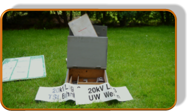 das Schreibpult mit diversen Sachen und Stationsbuch