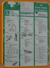 die obligatorische "Erste Hilfe Tafel"