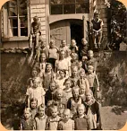 Schülerfoto auf der Treppe zum Schuleingang der Hemsdorfer einklassigen Volksschule, um 1950 (?), Foto B. Pitschmann