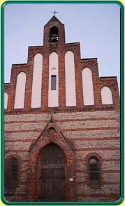 Das Portal der Hemsdorfer Kirche  am 19.06.2017. Die Glocke läutet um 18 Uhr zum Feierabend.
