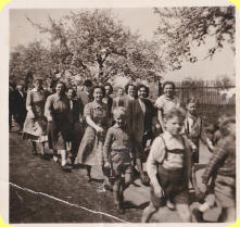 Maiumzug 1954 auf der Hemsdorfer Chaussee. Wir erkennen u.a.: Erna Schwitzer, Ruth Scholte, Ilse Grope, Anneliese Schulze, Lore Pitschmann(?)