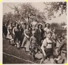 Maiumzug 1954 auf der Hemsdorfer Chaussee. Wir erkennen u.a.: Erna Schwitzer, Ruth Scholte, Ilse Grope, Anneliese Schulze, Lore Pitschmann(?)
